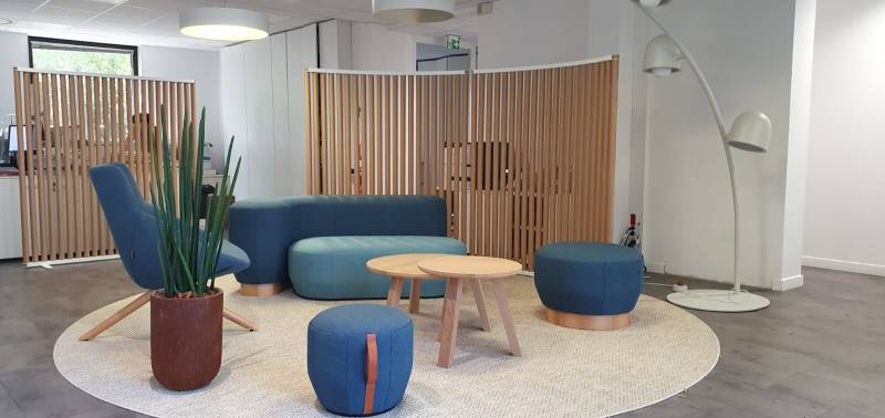 Ensemble de poufs brisa et fauteuils bow en tissu bleu pour une salle d'attente à Toulouse